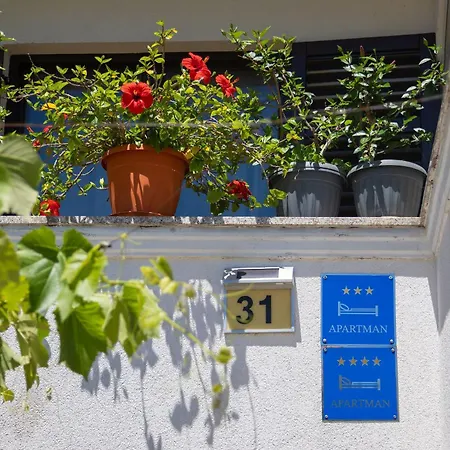 Apartamento Jurina 2 *